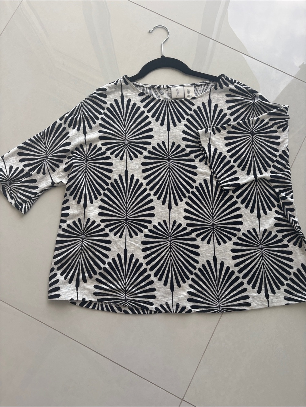 Joie Black & White Radiant Fan-Print Short Sleeve Top